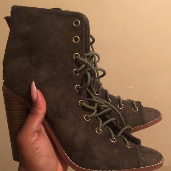 Shoe - Picture 2 of 5